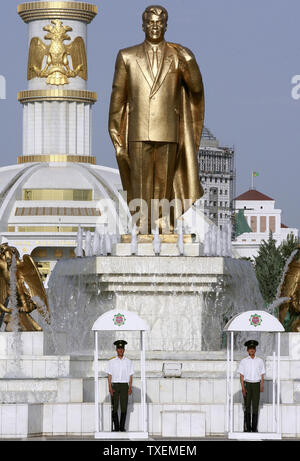 Onore guardie stand presso le principali placcato oro monumento dell ex Presidente turkmeno Saparmurat Niyazov in parte anteriore del Niyazov il museo sulla piazza centrale di Aşgabat, Turkmenistan il 11 maggio 2007. (UPI foto/Anatoli Zhdanov) Foto Stock