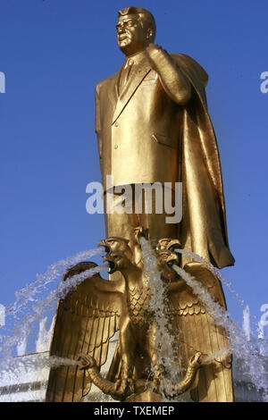 Il principale placcato oro monumento dell ex Presidente turkmeno Saparmurat Niyazov si siede di fronte al Niyazov il museo su una piazza centrale di Aşgabat, Turkmenistan il 11 maggio 2007. (UPI foto/Anatoli Zhdanov) Foto Stock