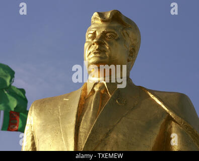Il principale placcato oro monumento dell ex Presidente turkmeno Saparmurat Niyazov si erge di fronte al Niyazov il museo su una piazza centrale di Aşgabat, Turkmenistan il 11 maggio 2007. (UPI foto/Anatoli Zhdanov) Foto Stock