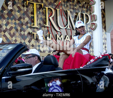 Miss New Hampshire, Samantha Russo mostra le sue scarpe e abbondanza di gamba come lei passeggiate lungo il casinò rivestita Atlantic City Boardwalk durante il 2014 Miss America 'Scome noi le vostre scarpe Parade Settembre 14, 2013. Miss America 2014 sarà incoronato a Boardwalk Hall tardi domani. UPI/John Anderson Foto Stock