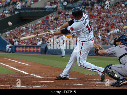 Atlanta Braves Brian McCann colpisce un sacrificio al campo a destra, segnando un punto nel primo inning di gioco contro i New York Mets Luglio 28, 2006, in Atlanta Turner Field. (UPI foto/John Dickerson) Foto Stock