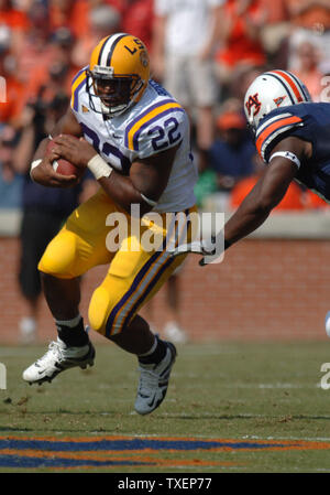 La LSU running back Alley Broussard (22) corre contro Auburn nel primo trimestre a Jordan-Hare Stadium di Auburn, AL., 16 settembre 2006. (UPI foto/John Dickerson) Foto Stock