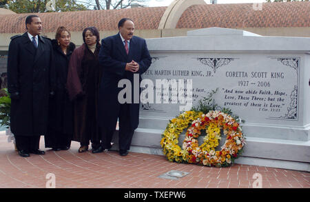 I resti del dottor Martin Luther King Jr., e Coretta Scott King, sono sepolti insieme in un mausoleo aggiornato svelata al King Center di Atlanta il 20 novembre 2006. Il suo scrigno è stato spostato da un vicino ubicazione temporanea del 17 novembre 2006, del neo-mausoleo costruito dieci mesi dopo la sua morte. Il dott. re fu assassinato nel 1968. La coppia bambini (L-R): Dexter Re, Yolanda King, Bernice Re e Martin Luther King, III, guardare una corona posta presso la tomba. (UPI foto/John Dickerson) Foto Stock