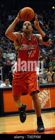 Charlotte Bobcats Sean maggio (42), mette la sfera contro il Atlanta Hawks nel primo periodo alla Philips Arena di Atlanta, 29 novembre 2006. (UPI foto/John Dickerson) Foto Stock