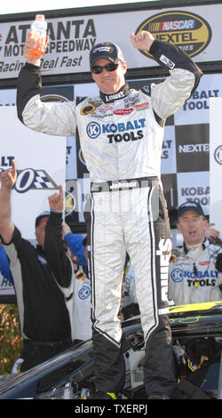 Jimmie Johnson festeggia dopo aver vinto la Kobalt Tools 500 NASCAR Nextel Cup Series gara ad Atlanta Motor Speedway di Hampton, Georgia, Marzo 18, 2007. (UPI foto/John Dickerson) Foto Stock