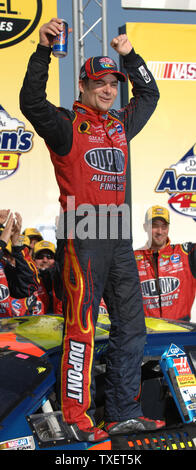 Gara vincitore Jeff Gordon, che partiva dalla pole, celebra in corsia di vittoria in piedi sulla porta della sua DuPont Chevrolet dopo la per Aaronne 499 NASCAR Nextel Cup Series gara a Talladega Superspeedway di Talladega, Alabama, Aprile 29, 2007. (UPI foto/John Dickerson) Foto Stock