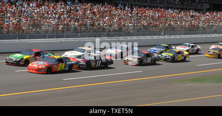 Jeff Gordon (24) in DuPont Chevrolet e David Gilliland (38) in M&M's Ford conduce la 43-car campo all'inizio dell'Aaron's 499 NASCAR Nextel Cup Series gara a Talladega Superspeedway di Talladega, Alabama, Aprile 29, 2007. (UPI foto/John Dickerson) Foto Stock