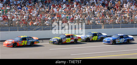 Jeff Gordon, guidando il No. 24 DuPont Chevrolet, conduce Casey Mears (25), il suo compagno di squadra Jimmie Johnson (48) e David Stremme (40) per il suo modo di vincere la per Aaronne 499 NASCAR Nextel Cup Series gara a Talladega Superspeedway di Talladega, Alabama, Aprile 29, 2007. La vittoria è la sua 77th NASCAR Cup vittoria. (UPI foto/John Dickerson) Foto Stock