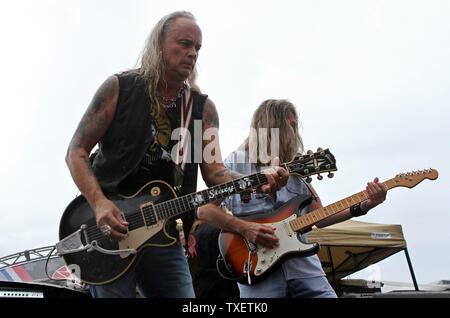 Rickey Medlocke (L) e Mark Matejka di Lynyrd Skynyrd concerto prima di iniziare il 52 AdvoCare annuale 500 ad Atlanta Motor Speedway Speedway in Hampton, Georgia il 4 settembre 2011. UPI foto/Martin fritti Foto Stock
