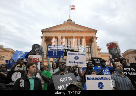 Chiamata di manifestanti per la Georgia di funzionari statali per fermare l'esecuzione pianificata di condannati killer Troy Davis presso il Campidoglio in Atlanta, Georgia, Martedì, 20 settembre 2011. Davis è il programma a morire Mercoledì, Settembre 21st, per il 1989 assassinio di una savana funzionario di polizia, sebbene alcuni testimoni hanno ritrattarono le loro dichiarazioni di prova. UPI/Erik S. minore Foto Stock