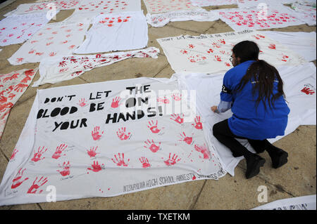 Chiamata di manifestanti per la Georgia di funzionari statali per fermare l'esecuzione pianificata di condannati killer Troy Davis presso il Campidoglio in Atlanta, Georgia, Martedì, 20 settembre 2011. Davis è il programma a morire Mercoledì, Settembre 21st, per il 1989 assassinio di una savana funzionario di polizia, sebbene alcuni testimoni hanno ritrattarono le loro dichiarazioni di prova. UPI/Erik S. minore Foto Stock