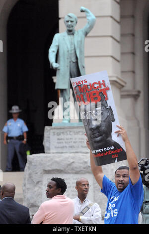 Chiamata di manifestanti per la Georgia di funzionari statali per fermare l'esecuzione pianificata di condannati killer Troy Davis presso il Campidoglio in Atlanta, Georgia, Martedì, 20 settembre 2011. Davis è il programma a morire Mercoledì, Settembre 21st, per il 1989 assassinio di una savana funzionario di polizia, sebbene alcuni testimoni hanno ritrattarono le loro dichiarazioni di prova. UPI/Erik S. minore Foto Stock