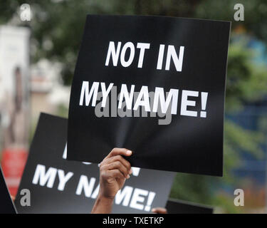 Chiamata di manifestanti per la Georgia di funzionari statali per fermare l'esecuzione pianificata di condannati killer Troy Davis presso il Campidoglio in Atlanta, Georgia, Martedì, 20 settembre 2011. Davis è il programma a morire Mercoledì, Settembre 21st, per il 1989 assassinio di una savana funzionario di polizia, sebbene alcuni testimoni hanno ritrattarono le loro dichiarazioni di prova. UPI/Erik S. minore Foto Stock