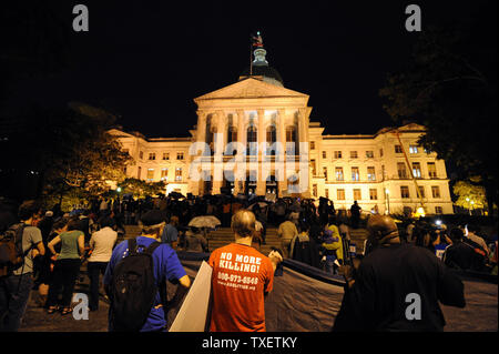 Chiamata di manifestanti per la Georgia di funzionari statali per fermare l'esecuzione pianificata di condannati killer Troy Davis presso il Campidoglio in Atlanta, Georgia, Martedì, 20 settembre 2011. Davis è il programma a morire Mercoledì, Settembre 21st, per il 1989 assassinio di una savana funzionario di polizia, sebbene alcuni testimoni hanno ritrattarono le loro dichiarazioni di prova. UPI/Erik S. minore Foto Stock