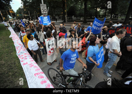 Chiamata di manifestanti per la Georgia di funzionari statali per fermare l'esecuzione pianificata di condannati killer Troy Davis presso il Campidoglio in Atlanta, Georgia, Martedì, 20 settembre 2011. Davis è il programma a morire Mercoledì, Settembre 21st, per il 1989 assassinio di una savana funzionario di polizia, sebbene alcuni testimoni hanno ritrattarono le loro dichiarazioni di prova. UPI/Erik S. minore Foto Stock