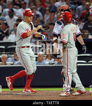 Philadelphia Phillies' Hunter Pence, sinistra, è congratulato da teamate Jimmy Rollins dopo aver colpito una due-run home run off Atlanta Braves brocca Arodys Vizcaino nella quinta inning di MLB baseball gioco al Turner Field di Atlanta, Georgia, il 27 settembre 2011. UPI foto/Erik S. minore Foto Stock