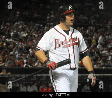 Atlanta Braves catcher Brian McCann reagisce dopo aver depennato contro il Philadelphia Phillies nel secondo inning di MLB baseball gioco al Turner Field di Atlanta, Georgia, il 28 settembre 2011. UPI foto/Erik S. minore Foto Stock