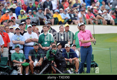 Brandt Snedeker colpisce un tee-shot sul secondo foro nel quarto appuntamento del Masters di Augusta National on April 14, 2013 ad Augusta, in Georgia. UPI/Kevin Dietsch Foto Stock