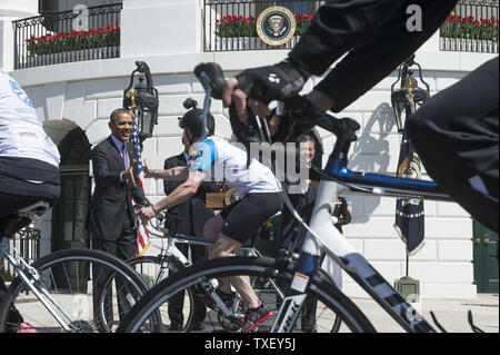 Il presidente Barack Obama ad alta cinque un membro del guerriero ferito della Progetto Corsa soldato durante un evento alla Casa Bianca per celebrare il loro settimo soldato annuale corsa, a Washington D.C. il 17 aprile 2014. Il Soldato Ride è una manifestazione ciclistica per aiutare feriti guerrieri di ripristinare il loro benessere fisico e psicologico. UPI/Kevin Dietsch Foto Stock