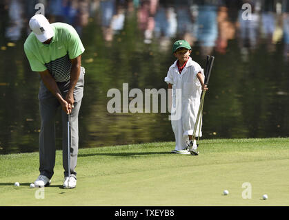 Tiger Woods figlio Charlie orologi come egli putts il 9 verde durante il Par 3 contest at 2015 torneo Masters ad Augusta National ad Augusta, in Georgia il 8 aprile 2015. Foto di Kevin Dietsch/UPI Foto Stock