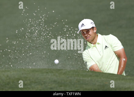 Xander Schauffele hits al di fuori di un bunker sul secondo foro nel primo round a 2019 Masters a Augusta National Golf Club di Augusta, Georgia, il 11 aprile 2019. Foto di Giovanni Angelillo/UPI Foto Stock