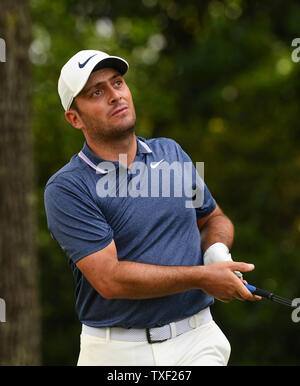 Francesco Molinari guarda il suo drive off del secondo raccordo a t durante il secondo turno del Masters di Augusta National Golf Club di Augusta, Georgia, il 12 aprile 2019. Foto di Kevin Dietsch/UPI Foto Stock