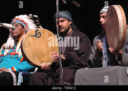 I leader religiosi e spirituali, provenienti da tutto il mondo si riuniscono nel teatro nazionale a offrire preghiere e cerimonie di pace, che segna il primo anniversario dell'inizio della guerra, il 20 marzo 2004, a Baghdad. (UPI foto/Hugo Infante) Foto Stock