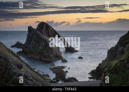 Sunrise luce e colori sulle rive del Portknockie città vicino a prua Fiddle formazione rocciosa. Highlands scozzesi, Regno Unito, Europa. Foto Stock