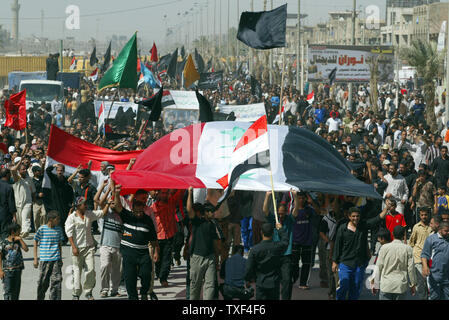 Gli sciiti iracheni musulmani prendere per le strade di Baghdad di Sadr City a protestare ieri il bombardamento della moschea dorata di Samarra il 14 giugno 2007. Estremisti sunniti legati ad Al Qaida sono la colpa per l'attacco su uno degli sciiti il santissimo santuari. (UPI foto/Adel Abd Al-Hassan) Foto Stock