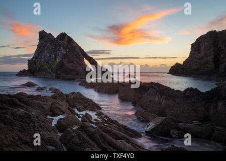 Sunrise luce e colori sulle rive del Portknockie città vicino a prua Fiddle formazione rocciosa. Highlands scozzesi, Regno Unito, Europa. Foto Stock