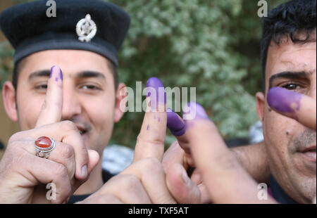 Poliziotti iracheni visualizzare le loro dita inchiostrate per mostrare gettarono le loro schede elettorali in Iraq elezioni provinciali a Baghdad, Iraq, Mercoledì, 28 gennaio 2009. I sondaggi aperti mercoledì per i membri delle forze di sicurezza irachene, detenuti e sfollati. Voto generale è programmata per il Sabato, 31 gennaio 2009. (UPI foto/Ali Jasim) Foto Stock