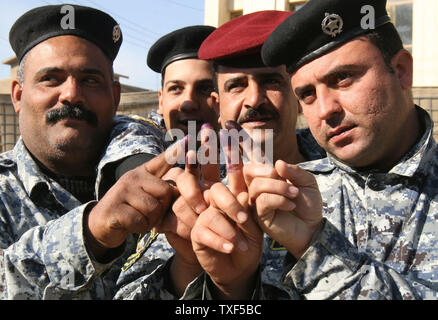 Poliziotti iracheni visualizzare le loro dita inchiostrate per mostrare gettarono le loro schede elettorali in Iraq elezioni provinciali a Baghdad, Iraq, Mercoledì, 28 gennaio 2009. I sondaggi aperti mercoledì per i membri delle forze di sicurezza irachene, detenuti e sfollati. Voto generale è programmata per il Sabato, 31 gennaio 2009. (UPI foto/Ali Jasim) Foto Stock