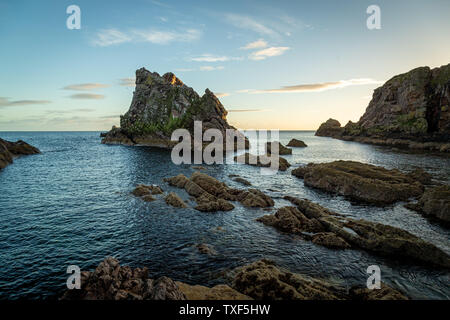 Sunrise luce e colori sulle rive del Portknockie città vicino a prua Fiddle formazione rocciosa. Highlands scozzesi, Regno Unito, Europa. Foto Stock