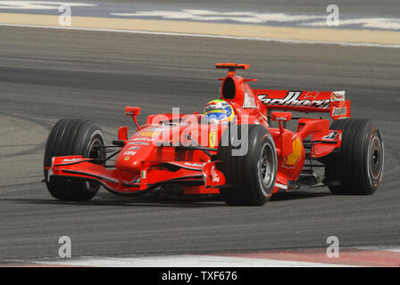 Ferrari in Formula One driver Felipe Massa fissata la pole position durante le prove cronometrate su la seconda giornata di prove in Bahrain il 14 aprile 2007. La McLaren di Lewis Hamilton ha avuto il secondo miglior tempo seguita da Massa il compagno di squadra Kimi Raikkonen. Il Bahrain FORMULA ONE Grand Prix si terrà il 15 aprile e sarà funzione 11 squadre e 22 piloti. (UPI foto/Norbert Schiller) Foto Stock