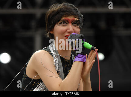 Karen O, della banda Yeah Yeah Yeahs, esegue al Virgin Festival a Pimlico Raceway in Baltimore, Maryland il 5 agosto 2007. (UPI foto/Alexis C. Glenn) Foto Stock