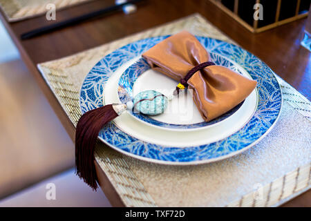 Piastra di eleganza con il cinese pattern sul tavolo da pranzo Foto Stock