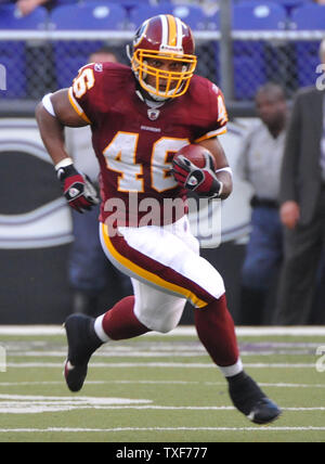 Washington Redskins' running back Ladell Betts (46) corre per un primo verso il basso contro il Baltimore Ravens durante il secondo trimestre in corrispondenza di M&T Bank Stadium di Baltimora, il 13 agosto 2009. UPI/Kevin Dietsch Foto Stock