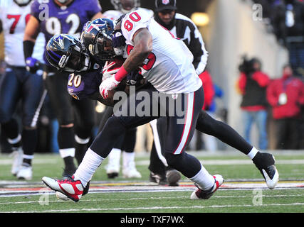 Baltimore Raven ed Reed porta giù Houston Texans' Andre Johnson durante il quarto trimestre al M&T Bank Stadium di Baltimora, Maryland il 15 gennaio 2012. I Corvi sconfitto i Texans 20-13 e farà avanzare il campionato AFC. UPI/Kevin Dietsch Foto Stock