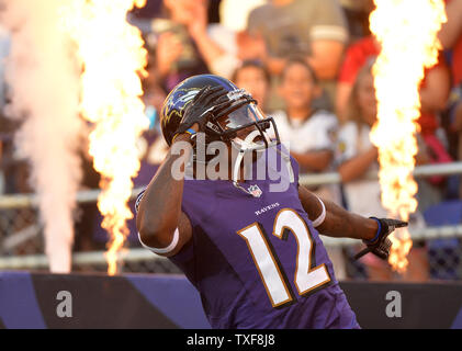 Baltimore Ravens wide receiver Jacoby Jones viene introdotto prima il gioco Raven contro i falchi di Atlanta a M&T Bank Stadium il 15 agosto 2013 a Baltimora, Maryland. UPI/Kevin Dietsch Foto Stock