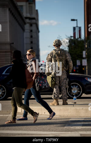 Il Maryland la Guardia Nazionale da truppe di fanteria 1-175 guard per le strade di Baltimora, MD 28 aprile 2015 dopo i disordini e saccheggi che ha avuto luogo nella città la notte precedente. Foto di Ken Cedeño/UPI Foto Stock