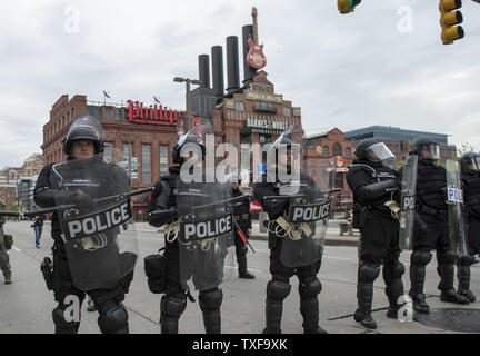 La polizia di tumulto di blocco marcia Pratt Street come manifestanti partecipa al nero vive questione può giorno protesta di azione per mostrare il supporto per Freddie grigio e tutti arrestati manifestanti, a Baltimora, Maryland, 1 maggio 2015. Baltimora città stato la procura Marilyn Mosby, ha annunciato oggi che la morte di Freddie era grigio di un omicidio e detto i sei funzionari di arresto sarà addebitato. Grigio, 25, che è stato arrestato il 12 aprile, morì una settimana più tardi in ospedale da lesioni del midollo spinale ha ricevuto mentre in custodia della polizia. Foto di Kevin Dietsch/UPI Foto Stock