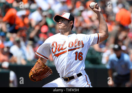 Baltimore Orioles a partire lanciatore Wei-Yin Chen offre a Oakland atletica durante il primo inning a Camden Yards a Baltimore, 16 agosto 2015. Foto di David Tulis/UPI Foto Stock