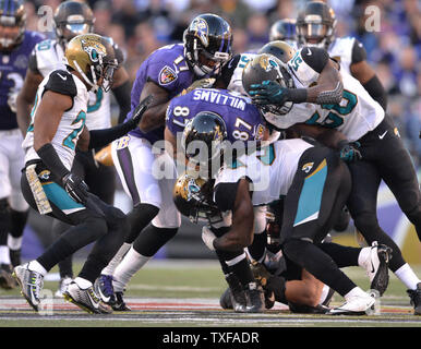 Baltimore Ravens manualmente l'estremità Maxx Williams (87) è interrotta da Jacksonville Jaguars difesa nel quarto trimestre a M&T Bank Stadium di Baltimora, Maryland il 15 novembre 2015. I giaguari hanno sconfitto i corvi 22-20. Foto di Kevin Dietsch/UPI Foto Stock