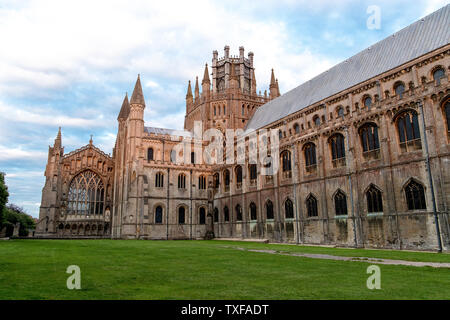 Vista della famosa lanterna ottagonale Torre della Cattedrale di Ely. Foto Stock