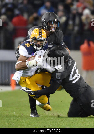 Navy aspiranti guardiamarina wide receiver Jamir Tillman (4) viene arrestato dall' esercito di difensori Elia Riley (C) e Andrew McLean (58) durante la seconda metà dell'esercito annuale versus Navy rivalità del gioco del calcio a M&T Bank Stadium di Baltimora, Maryland, Dicembre 10, 2016. L'esercito ha vinto 21-17 per rompere un 14-anno perdendo streak. Foto di David Tulis/UPI Foto Stock