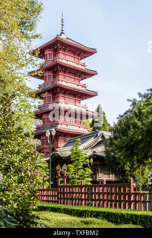 La torre Giapponese costruito nel 1905 nel dominio reale di Laeken a Bruxelles, Belgio, è uno dei tre edifici dei Musei del lontano oriente. Foto Stock