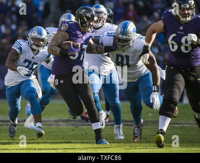 Baltimore Ravens manualmente l'estremità Maxx Williams (87) porta la sfera contro la Detroit Lions nel primo trimestre a M&T Bank Stadium il 3 dicembre 2017 a Baltimora, Maryland. Foto di Kevin Dietsch/UPI Foto Stock
