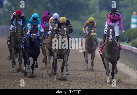 (R) Guerra di volontà e Jockey Tyler Gaffalione vincitore di Preakness Stakes gara a Pimlico Race Course di Baltimora, Maryland il sabato 18 maggio, 2019. Foto di Tasos Katopodis/UPI Foto Stock