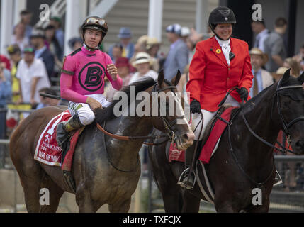 (L) la guerra di volontà e Jockey Tyler Gaffalione vincitore di Preakness Stakes gara a Pimlico Race Course di Baltimora, Maryland il sabato 18 maggio, 2019. Foto di Tasos Katopodis/UPI Foto Stock