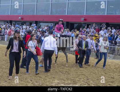 La guerra di volontà e Jockey Tyler Gaffalione vincitore di Preakness Stakes gara a Pimlico Race Course di Baltimora, Maryland il sabato 18 maggio, 2019. Foto di Tasos Katopodis/UPI Foto Stock